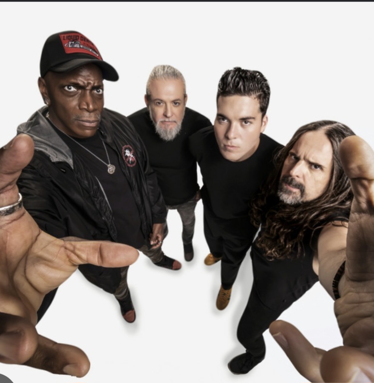 Sepultura - foto grupal low angle