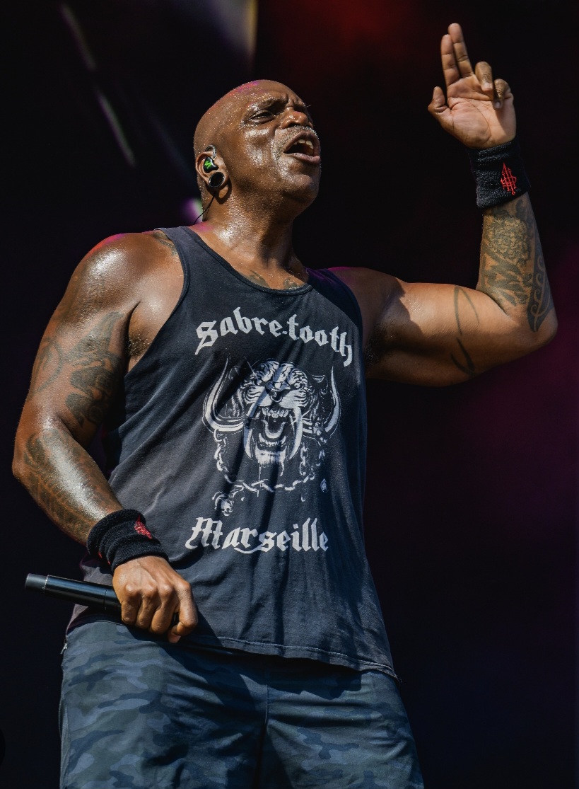 Derrick Green cantando en vivo